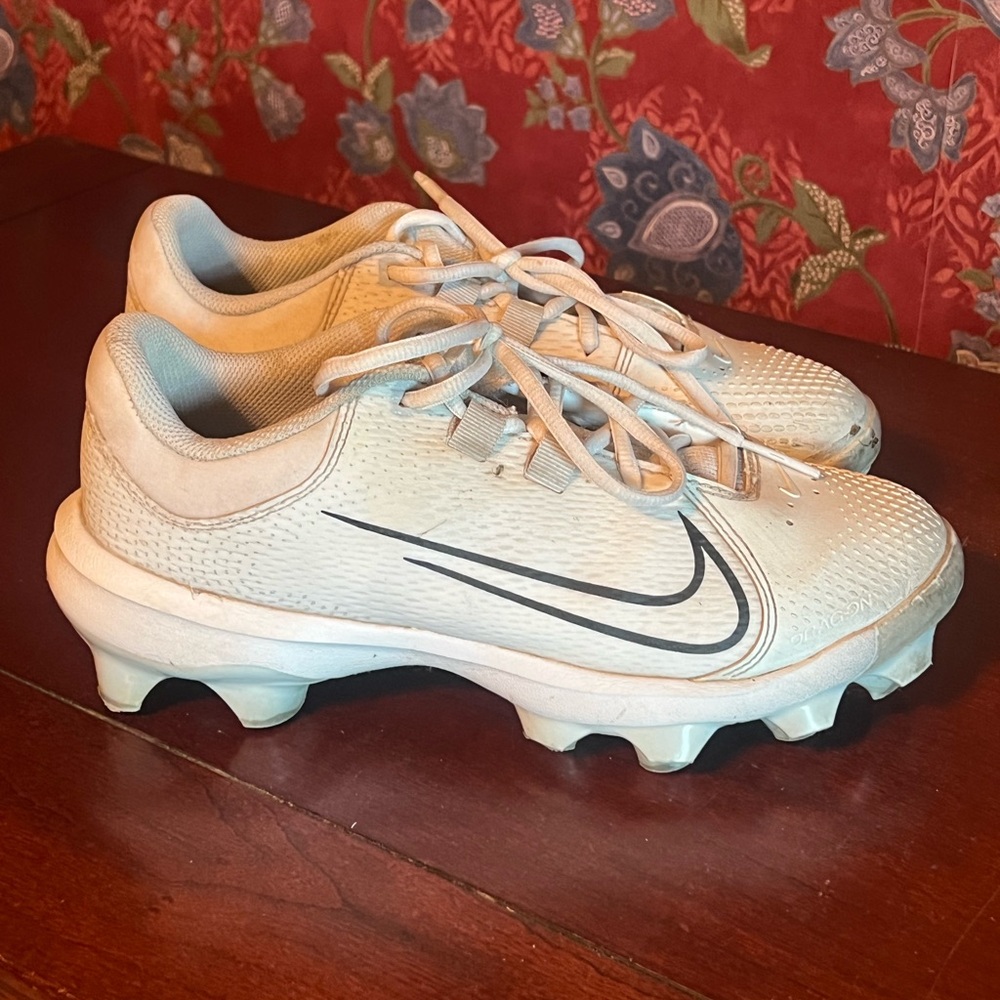 Women’s Nike softball cleats, size 9.5, excellent condition, like new